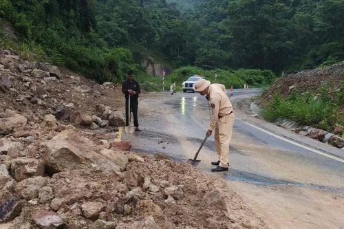 Sạt lở trên quốc lộ 28B qua Lâm Đồng, phương tiện lưu thông chậm