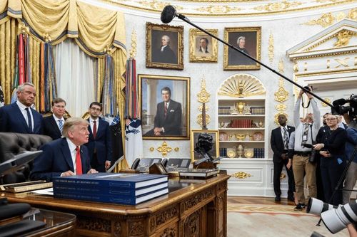 Ông Trump lại đưa ra đề xuất gây tranh cãi về vaccine