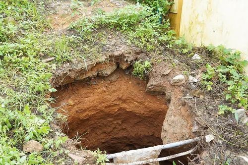 Bảo đảm an toàn cho người dân sống quanh khu vực hai hố sụt ở Quảng Trị