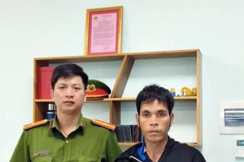 Tạm giữ hình sự đối tượng đổ xăng đốt cha ruột