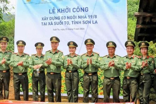 Công an Cửa khẩu Nội Bài chung tay xóa nhà tạm tại Sơn La