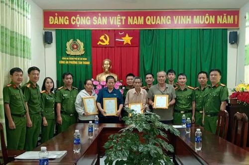 Công an phường Tân Thành trao giấy khai sinh, thẻ căn cước cho nhân khẩu đặc thù