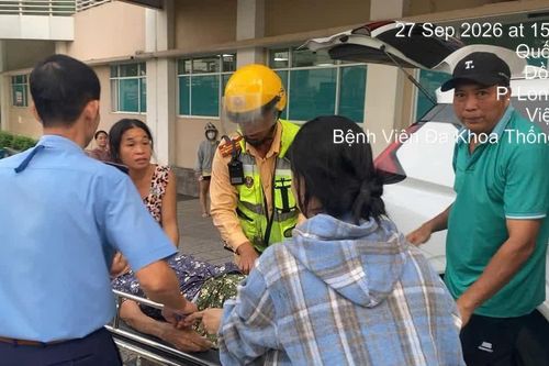 CSGT mở đường hỗ trợ đưa cụ bà đi cấp cứu kịp thời