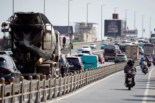 Tạm gỡ biển báo khoảng cách trên cầu Nhật Tân trong ngày đầu thí điểm