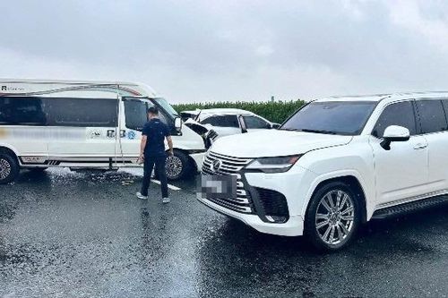 Tạm giữ lái xe Lexus dừng trên cao tốc gây tai nạn