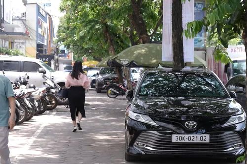 Bãi trông xe chiếm vỉa hè phố Hoàng Quốc Việt