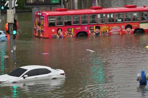 'Thảm hoạ lũ lụt' gây gián đoạn giao thông và du lịch tại Bangkok, Thái Lan