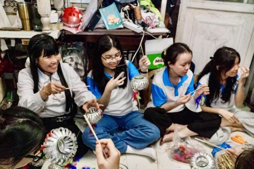 Trung thu ấm áp cho các em nhỏ vùng cao từ gần 600 chiếc lồng đèn tái chế