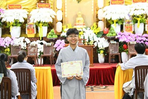 Nữ sinh lớp 12 tìm về Tam Bảo, phát nguyện quy y tại chùa Giác Ngộ