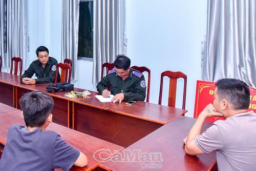 Lập biên bản 2 đối tượng săn bắt chim trái phép tại Vườn chim Bạc Liêu