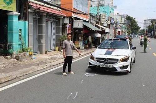 Bắt tài xế lái xe Mercedes gây tai nạn khiến 2 người bị thương nặng rồi bỏ chạy