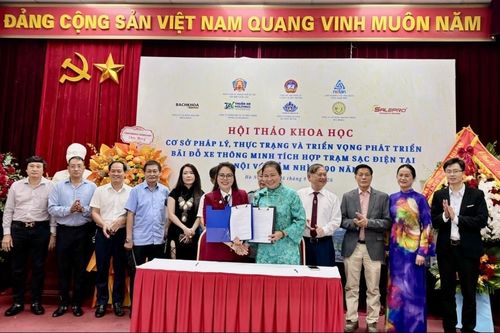 Hà Nội tìm lời giải cho bài toán bãi đỗ xe và hạ tầng sạc điện