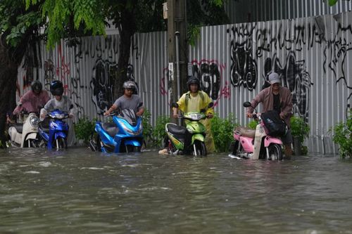 Bangkok đóng cửa trường học, đề nghị công chức làm việc tại nhà vì mưa lũ