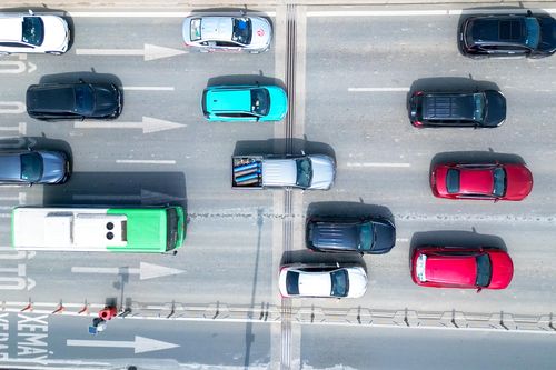 Ngày đầu giữ khoảng cách, ô tô nối đuôi, di chuyển chậm qua cầu Nhật Tân