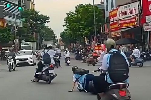 Phẫn nộ nữ sinh ngồi sau xe máy kéo tóc bạn ngã chúi rồi bỏ chạy ở Bắc Ninh