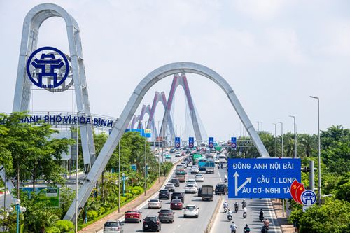Biển báo khoảng cách trên cầu Nhật Tân để nhắc nhở chứ không phải để phạt tài xế