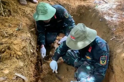 Trong lúc làm rừng, người dân ở Huế phát hiện phần mộ liệt sĩ cùng nhiều di vật