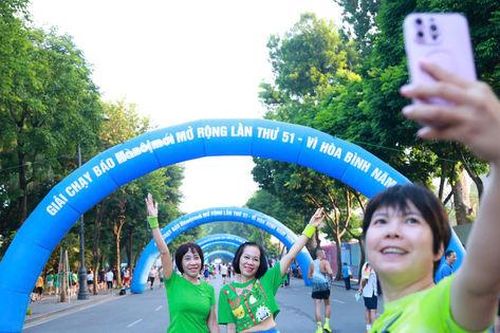 Vận động viên hồ hởi sẵn sàng thi đấu tại Giải chạy Báo Hànộimới