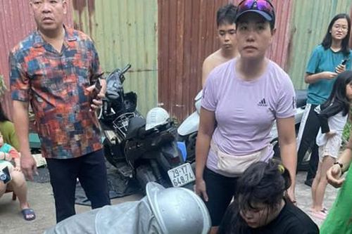 Kịp thời đưa 2 người thoát khỏi đám cháy nhà dân ở phố Thịnh Liệt