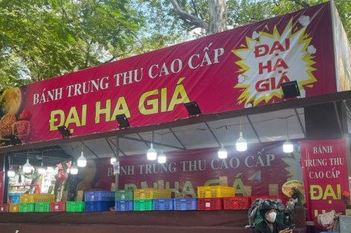 Bánh Trung thu đại hạ giá sau rằm: Món hời hay mối lo?