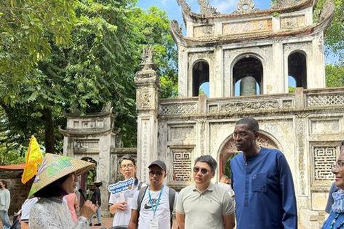 Các đại biểu dự 'Hội nghị Đối thoại châu Á - Thái Bình Dương về Di sản và Tính xác thực' tham quan Hà Nội