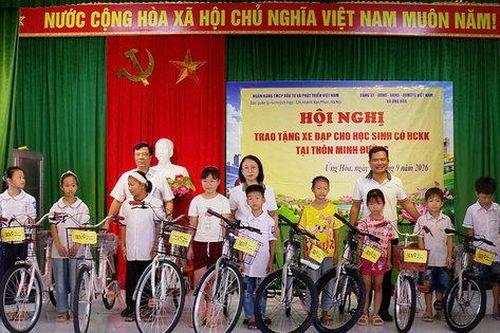 Trao 30 xe đạp tặng học sinh có hoàn cảnh khó khăn tại xã Ứng Hòa