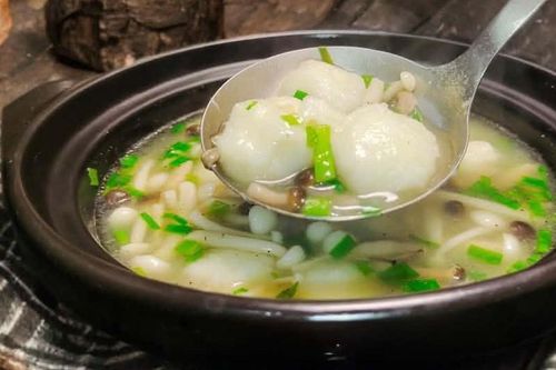 Món canh thơm ngon, sánh mịn với hương vị nấm đậm đà khiến cả nhà ăn hết sạch cả nồi cơm