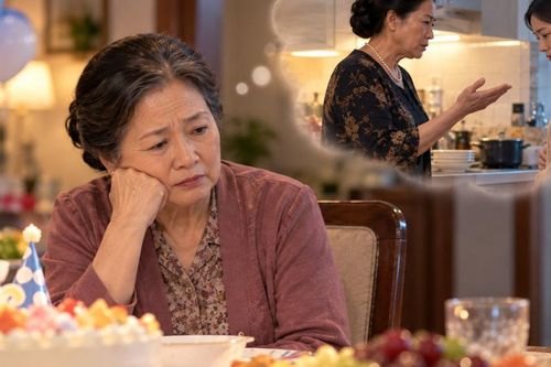 Chăm bẵm cháu ngoại từ khi lọt lòng, tôi rơi nước mắt trước câu nói của thông gia trong ngày sinh nhật cháu
