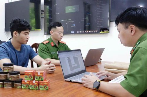 Bắt nhóm người bào chế cây lá thành 'thuốc nam gia truyền' rồi rao chữa khối u trên Facebook
