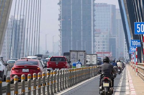 Biển chỉ dẫn khoảng cách trên cầu Nhật Tân 'biến mất' ngay ngày đầu thí điểm