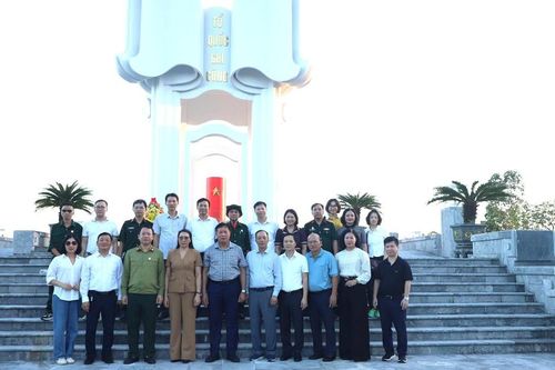 Thứ trưởng Đỗ Xuân Tuyên và đoàn Hội Cựu chiến binh Bộ Y tế tri ân các Anh hùng,Liệt sĩ tại Quảng Ninh