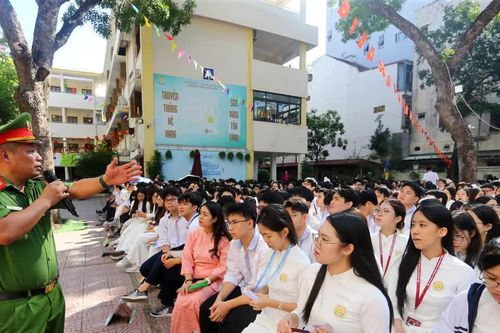 Sôi nổi chương trình 'Lái sớm học đường' dành cho học sinh THPT Kim Liên