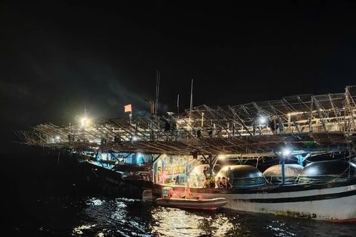 Xuyên đêm cứu nạn ngư dân gặp vấn đề sức khỏe trên vùng biển Trường Sa