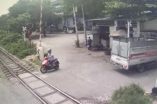 Xử phạt 25 triệu đồng tài xế lùi xe tải làm hư hỏng cần chắn đường sắt