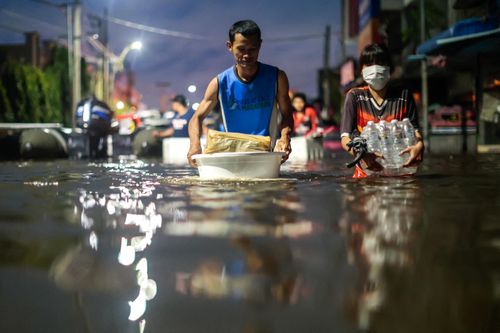 Bangkok vẫn chưa hết ngập, gần 5.000 người đi sơ tán