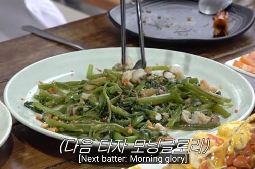 Sao Hàn có cách ăn bún chả độc lạ, khen rau muống ngon như 'chất gây nghiện'