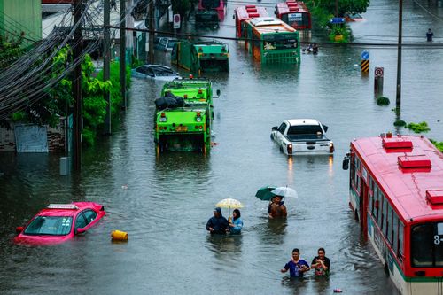 Mưa lũ dồn dập tại Đông Nam Á, cuộc sống người dân đảo lộn