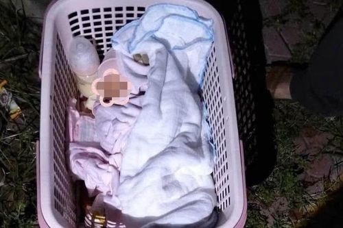 Bé gái bị bỏ bên đường cùng lá thư xin lỗi của mẹ