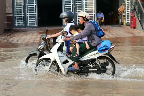 Cảnh Cần Thơ ngập trong giờ cao điểm vì triều cường