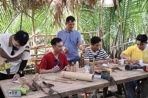 Các bố học làm đồ chơi tre, Dương Lâm gửi tóc vào món quà tặng con