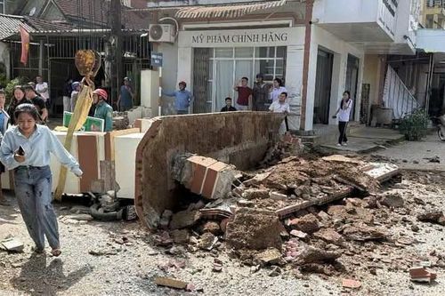 Xe cẩu tông đổ cổng làng, bé trai lớp 3 bị đứt lìa cánh tay