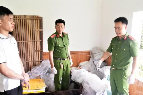 Nam thanh niên ở Nghệ An giấu gần 1 tấn nguyên liệu chế tạo pháo nổ