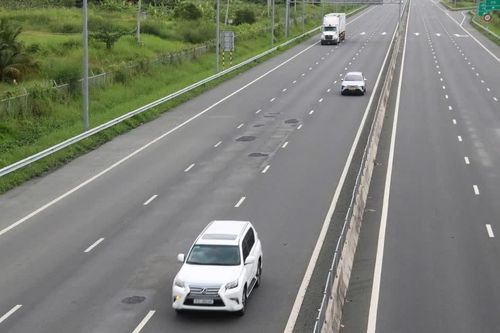 Khắc phục 'ổ gà' trên cao tốc Vĩnh Hảo-Phan Thiết