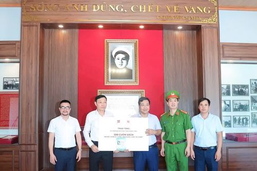 Trao tặng 500 cuốn sách về Anh hùng Lực lượng vũ trang, liệt sĩ Công an nhân dân Bùi Thị Cúc tại Hưng Yên
