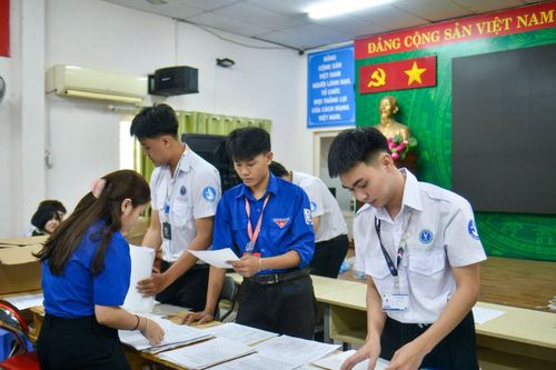 Xung kích vì nhân dân phục vụ