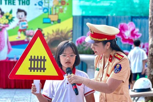 Học sinh Trường Tiểu học Khương Mai học kỹ năng tham gia giao thông an toàn