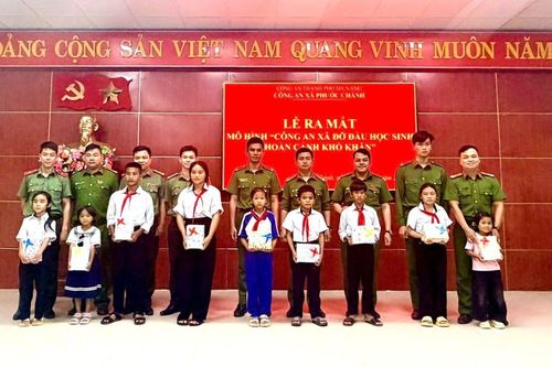 Công an xã Phước Chánh nhận đỡ đầu 9 học sinh Giẻ Triêng