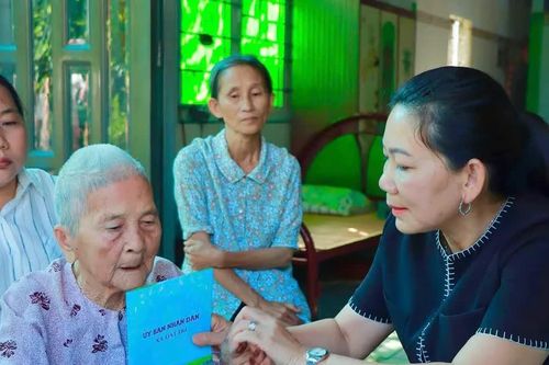 Ấm lòng người có công