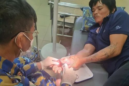 Kịp thời cứu ngư dân bị thương giữa biển