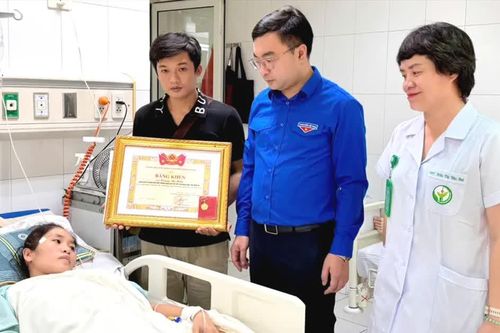 Trao Huy hiệu Tuổi trẻ dũng cảm cho cô giáo xả thân cứu trẻ 2 tuổi